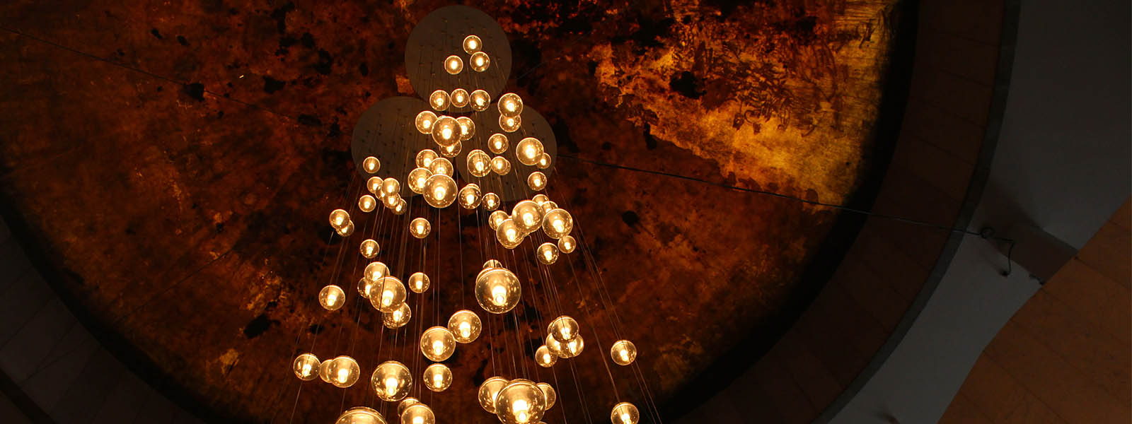 Zwarte of gouden plafondkroonluchter met kristaleffect • Verlichting Trends Zwarte of gouden plafondkroonluchter met kristaleffect • Verlichting Trends